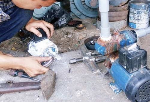 Máy bơm chạy nhưng không lên nước