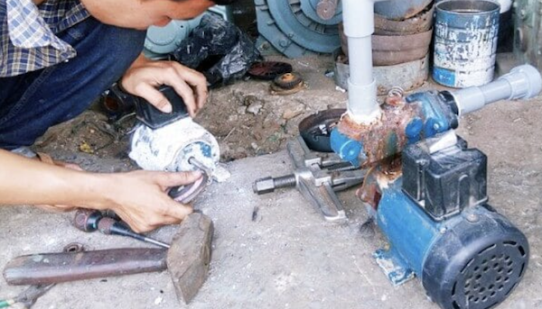 Máy bơm chạy nhưng không lên nước